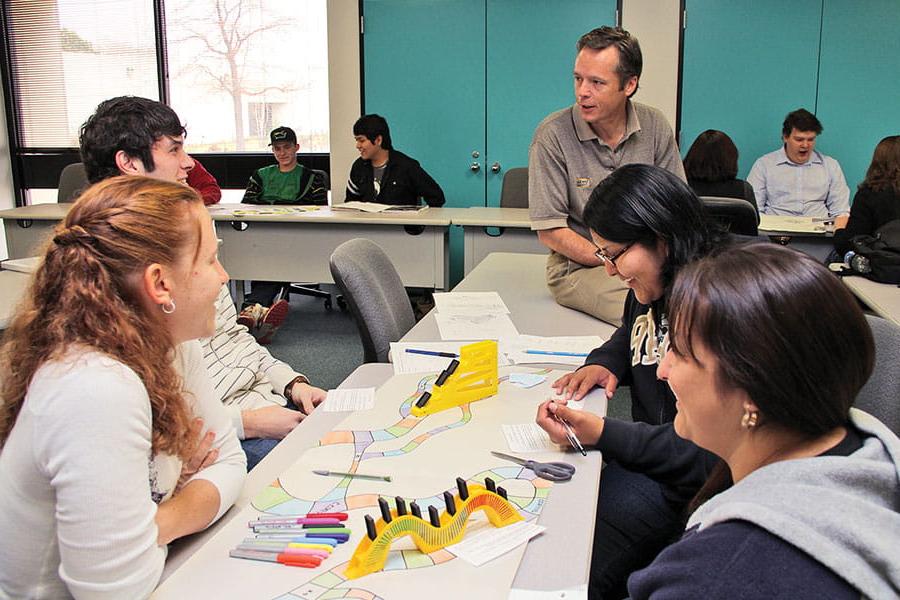 学生们正在举行圆桌会议